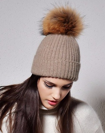 Женская шапка с помпоном