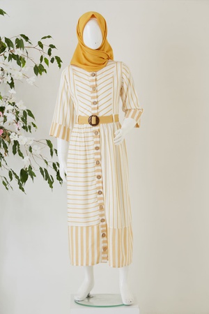 Полосатое платье девушки