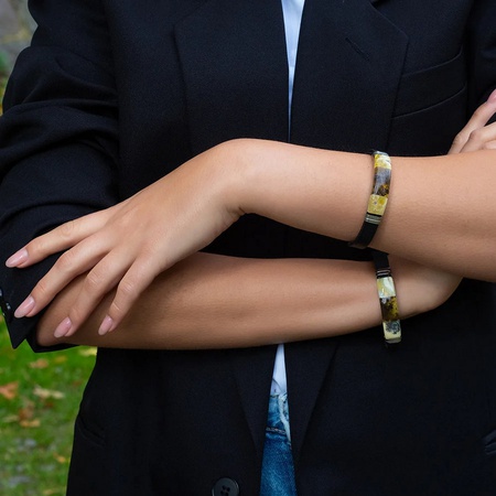 Браслет с контрастной мозаикой из натурального янтаря на каучуковом ремешке