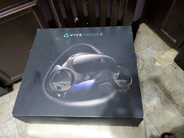 Практически новая гарнитура HTC VIVE Focus 3 с контроллерами