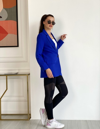 Çeşitli tonlarda yırtmaçlı klasik blazer