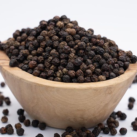 Baharatlar karabiber. En yüksek kalitede kurutulmuş gevşek karabiber. Vietnam'da üretildi.