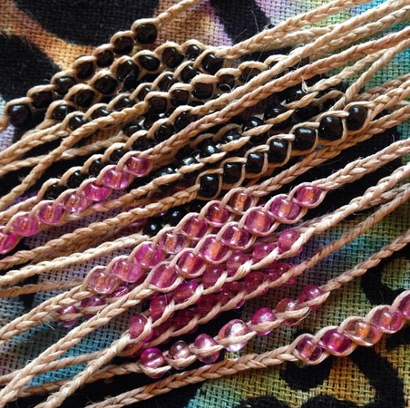 Браслет-слайдер из натуральной нити со стеклянными бусинами