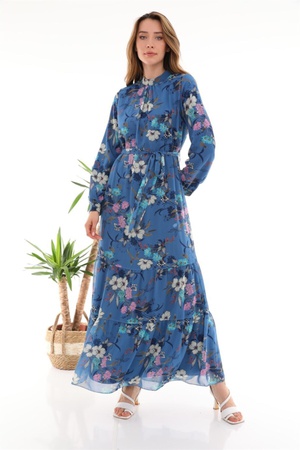 Женское длинное платье с синим цветочным узором и воротником-стойкой