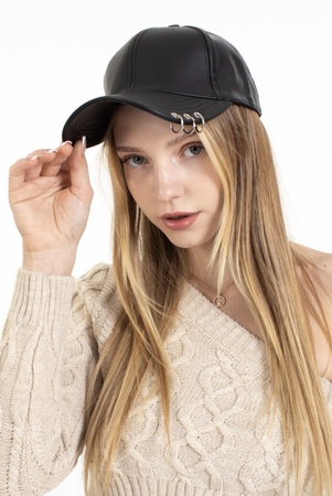 Шляпа из искусственной кожи с пирсингом