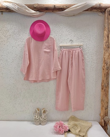 Костюм свободного покроя из муслина