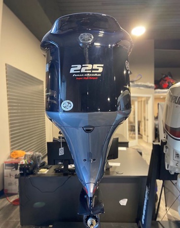 Подвесной двигатель Yamaha мощностью 225 л.с. — совершенно новый