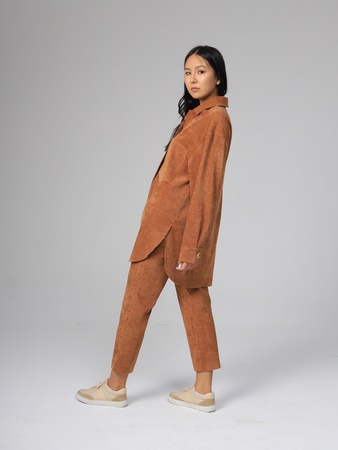 Вельветовая рубашка (удлиненная) и стильные брюки.