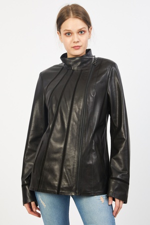 Женская кожаная куртка из замши с деталями