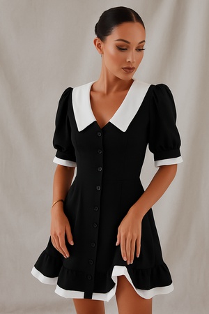 Женское платье с контрастным воротником и манжетами