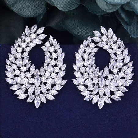 Серьги из ювелирного металла и цирконов