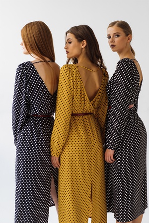 ПРЯМАЯ РУБАШКА В МОЛОЧНЫЙ ГОРОХ НА ГОРЧИЧНОМ ФОНЕ