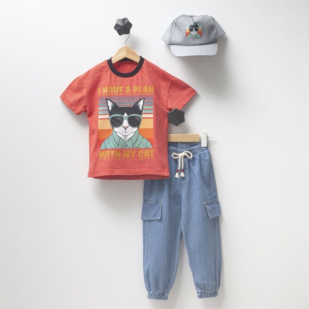 2 ila 5 yaş arası erkek çocuklar için 3'lü toptan tişört, şapka ve pantolon seti