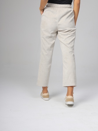 Kadife gömlek ve şık pantolon.