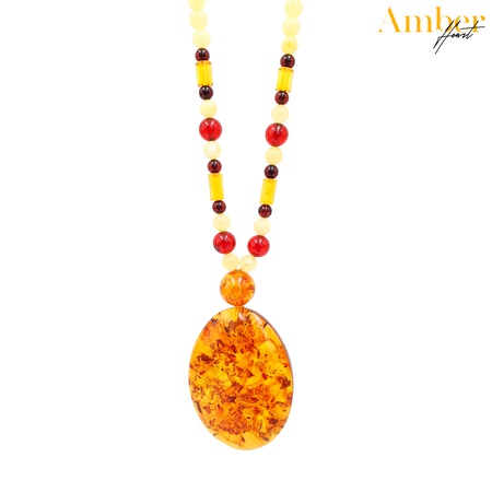 Amberden bir kolye ile kolye