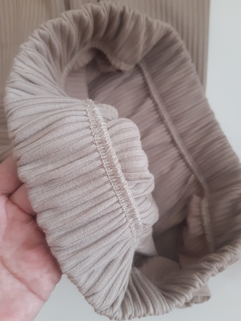 Kurz geschnittener Rollkragenanzug und Trompetenhose