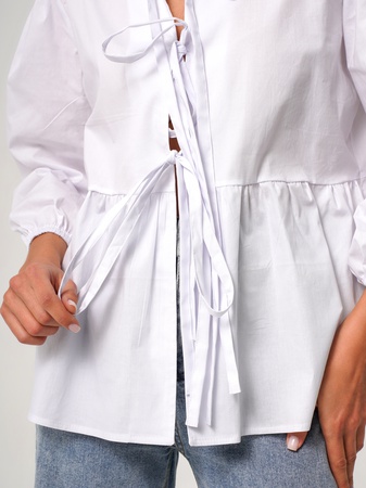 Блузка белая на завяках