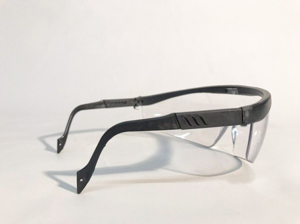 Ayarlanabilir kafa bandına sahip güvenlik gözlükleri