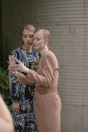 Elastik &#39;20 ile şifon elbise