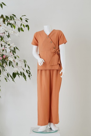 Kruvaze Yaka Bluz / Pantolonlar