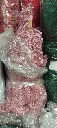 Hochwertige Stickerei auf Tüll