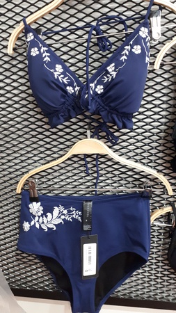 T-shirt, Gömlek, bikini, triko, Kazak, ceket ve diğer tekstil ürünleri.