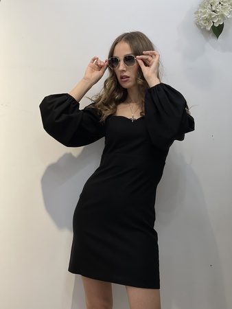 Платье в черном цвете из льна с объемными рукавами, в длине мини.