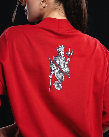 красная футболка