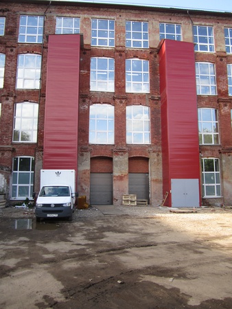 Шахтный грузовой подъемник