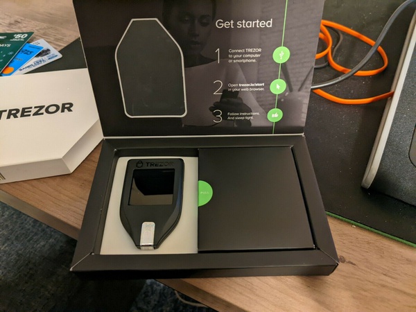 Криптовалютный аппаратный кошелек Trezor Model T (новый/вскрытая коробка/никогда не использовался)