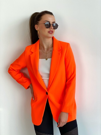 Çeşitli tonlarda yırtmaçlı klasik blazer