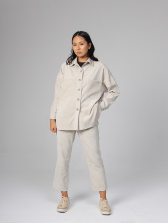 Kadife gömlek ve şık pantolon.