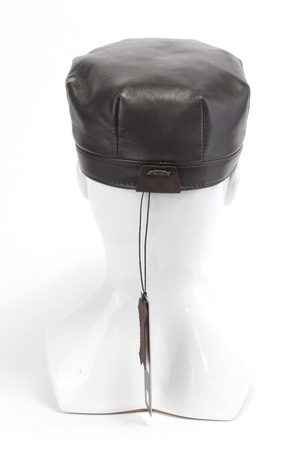 Кепка из кожи 330102