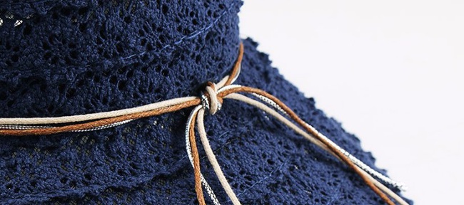 Küçük siperlikli bayan şapka