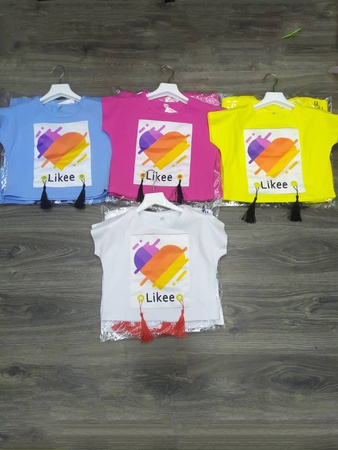 Kızlar için moda tişörtler