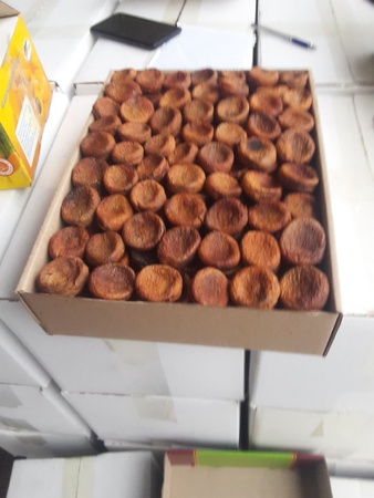 Сухофрукты и орехи.