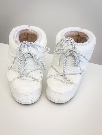 Короткие белые зимние сапоги