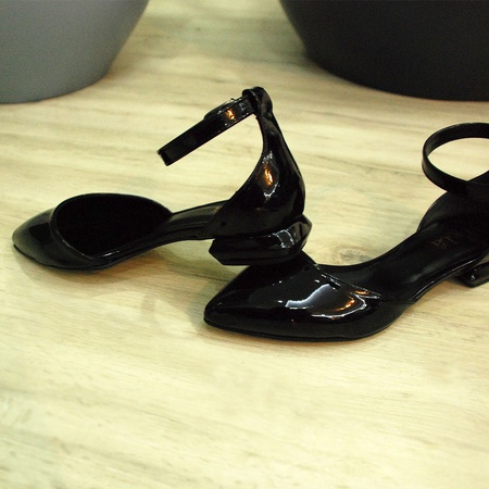 Обувь из лакированной кожи с оборками