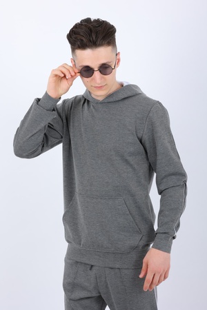 спортивный свитер