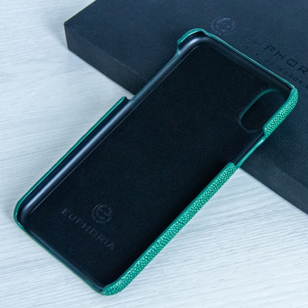 Чехол для iPhone X изготовлен из кожи морского ската.