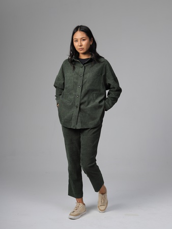 Вельветовая рубашка и стильные брюки.