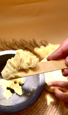 Doğal karite yağı (shea yağı), doğal hammaddeler, doğal kozmetikler. Kremsi bir renge ve hoş bir ceviz-odunsu kokusuna sahiptir