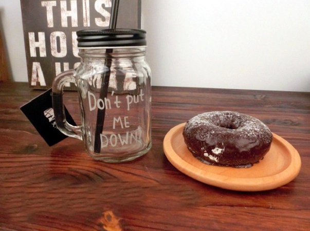 Кружка с трубочкой и крышкой в виде стеклянной банки с ручкой