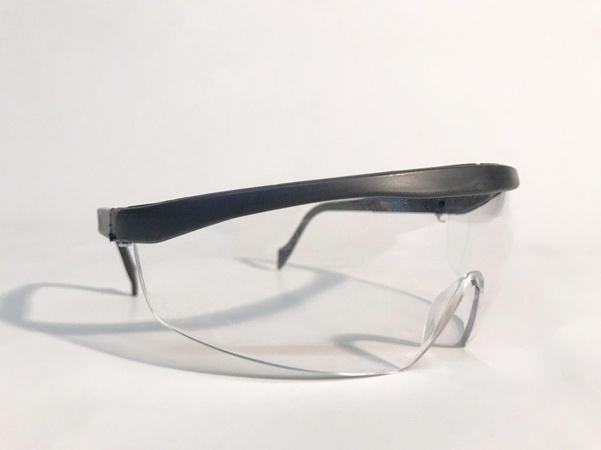 Ayarlanabilir kafa bandına sahip güvenlik gözlükleri