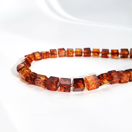 Kehribar boncuklar küp