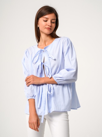 Bağcıklı mavi şeritli bluz