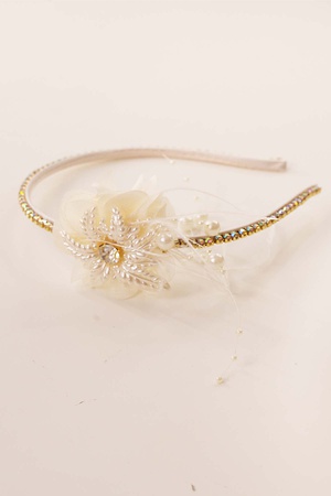 Yandan Çiçekli Beyaz Taç