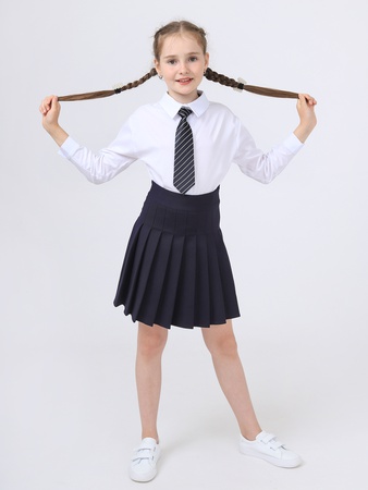 Школьная форма: блузка с галстуком и юбкой