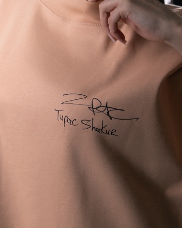 бежевая футболка