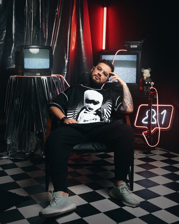 черная футболка